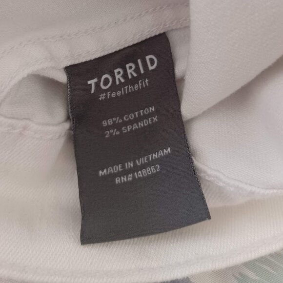 Torrid Women’s Size 2 White Denim Jacket 98% Cotton / 2% Spandex Cropped Button - Picture 3 of 7